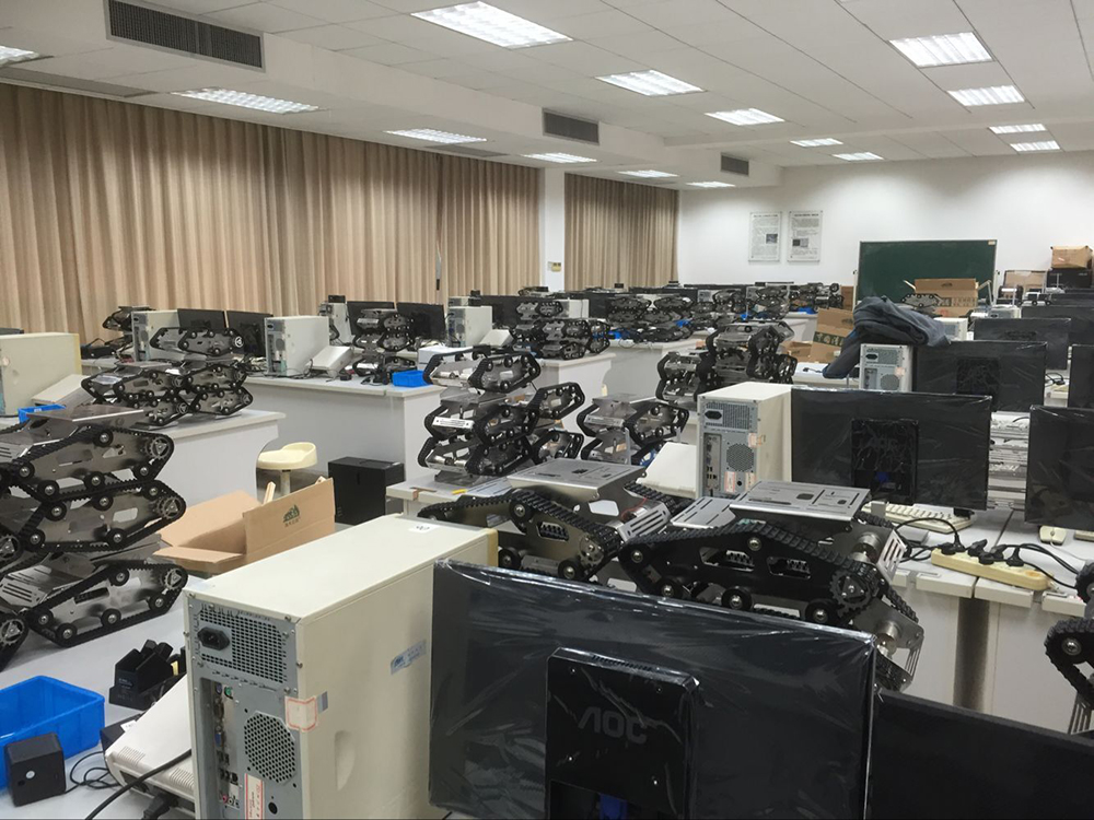 小R科技与浙江大学达成合作，首期500台机器人入驻浙大实验室